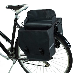 Peut inclure: Deux sacoches de v&eacute;lo noires avec un rabat sup&eacute;rieur et des boucles. Les sacoches sont fix&eacute;es &agrave; un v&eacute;lo noir avec une selle noire.
