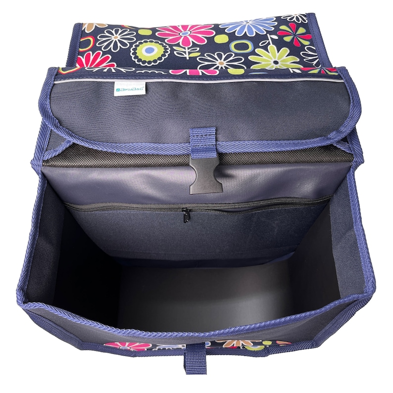 Puede incluir: Una bolsa de compras plegable azul con estampado floral y un bolsillo con cremallera. La bolsa est&aacute; abierta y el interior es visible. La bolsa tiene una correa y una hebilla.