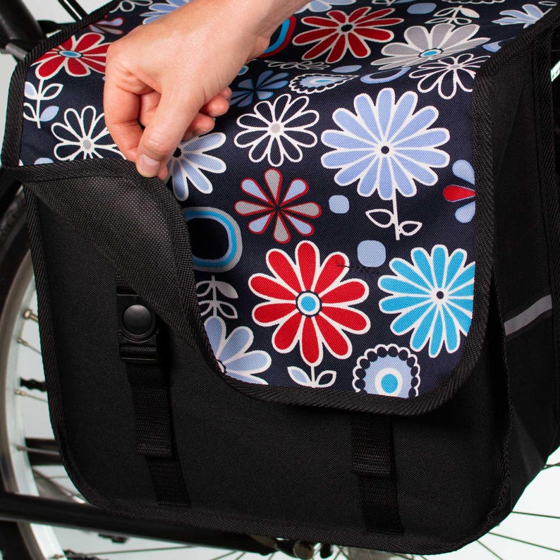Pu&ograve; includere: Borsello per bicicletta nero con stampa floreale con fiori rossi, blu e bianchi su sfondo blu scuro. Il borsello ha due cinghie regolabili e una chiusura a fibbia.