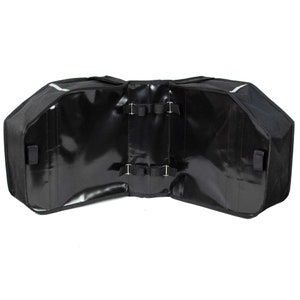 Peut inclure: Sacoches de moto noires avec des sangles et des boucles r&eacute;glables. Les sacs sont ouverts et montrent la doublure int&eacute;rieure.