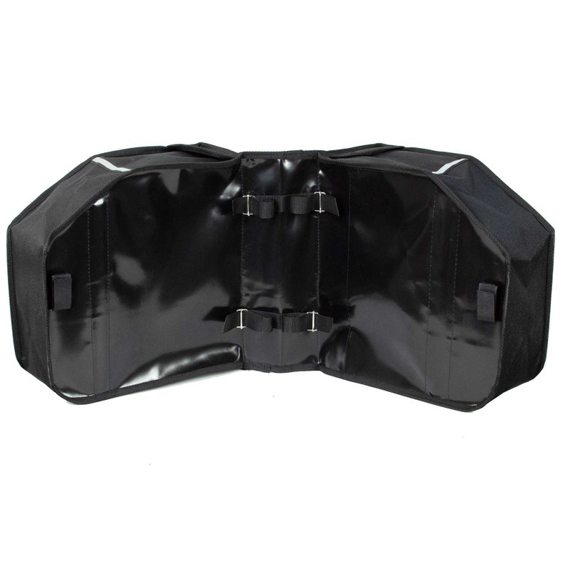 Peut inclure: Sacoches de moto noires avec des sangles et des boucles r&eacute;glables. Les sacs sont ouverts et montrent la doublure int&eacute;rieure.