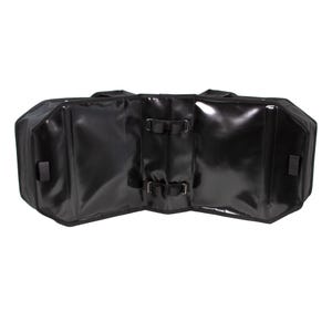 Puede incluir: Bolsa de viaje negra, impermeable, con cremallera, correas ajustables y un compartimento principal grande. La bolsa est&aacute; abierta y doblada, mostrando el forro interior.