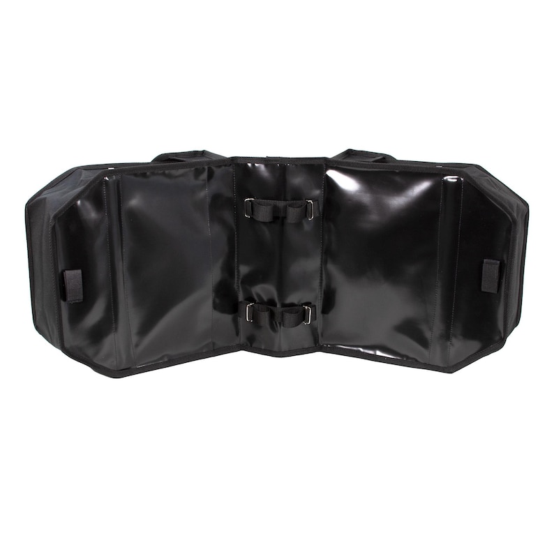 Puede incluir: Bolsa de viaje negra, impermeable, con cremallera, correas ajustables y un compartimento principal grande. La bolsa est&aacute; abierta y doblada, mostrando el forro interior.