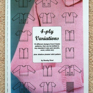 Puede incluir: Un libro de patrones de tejido de punto rosa con el título "4-ply Variations" y una descripción de 15 diseños diferentes a partir de 5 patrones básicos. El libro incluye instrucciones para tejer con hilo de 4 cabos en acrílico, lana o algodón.