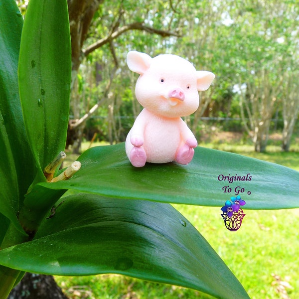 Leaf Sitter Piglet, Magnetic plant pin, Mini Pig plant sitter, Plant magnet, Fairy garden, Plant ornament, Plant accent, Plant critter