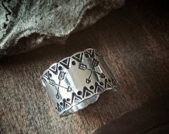 Aluminum crossed arrows ring, engraved silver ring
