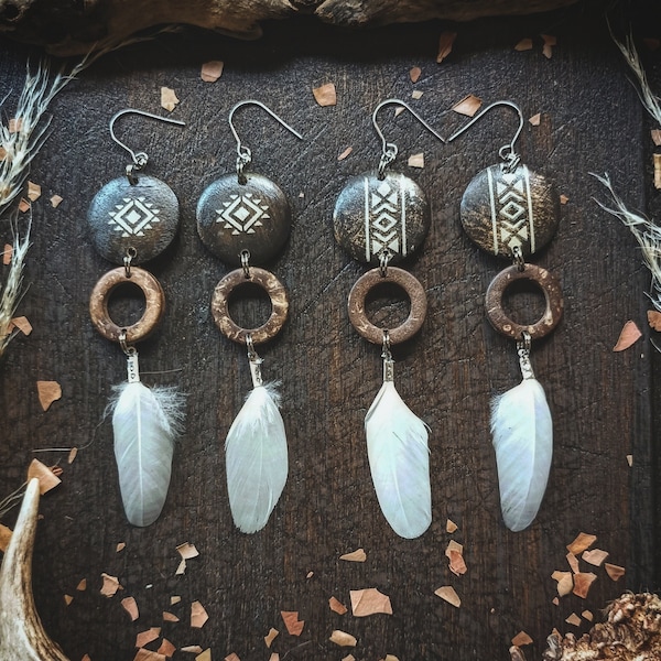 Boucles d'oreilles ethniques en bois et plumes naturelles blanches