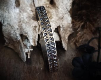 Bransoleta z tłoczonego mosiądzu – Ręcznie robiona bransoletka etniczna – Ręcznie robiona minimalistyczna biżuteria boho