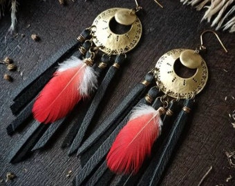 Golden bohemian earrings with red feathers, artisanal jewelry in engraved and hammered brass, black leather earrings