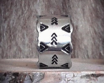 Ring with engraved arrow, aluminium ring, hand hallmarked jewel, ethnic style