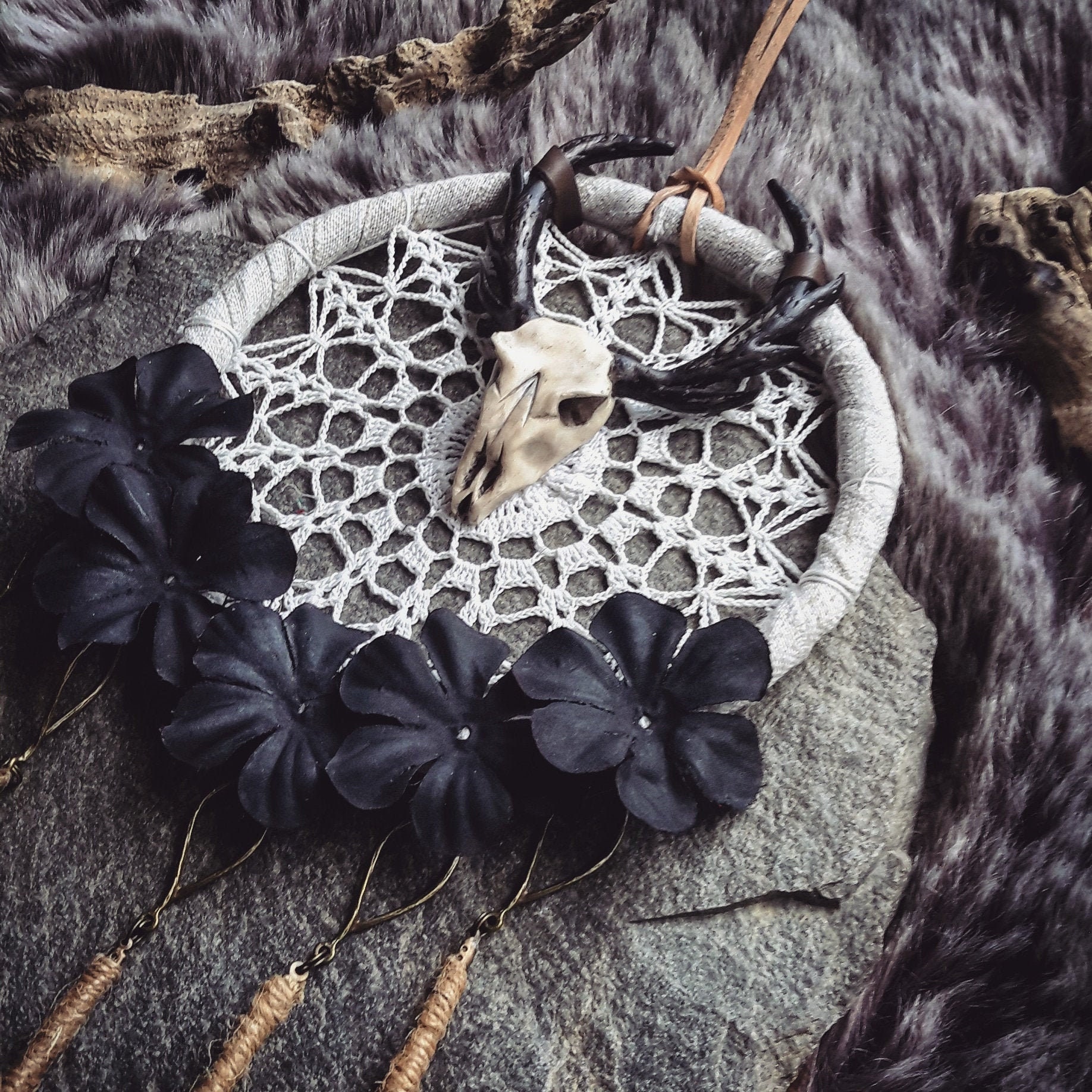 Dreamcatcher avec Fleurs Noires, Attrape Rêve Dark Romantique, Crâne de Cerf, Napperon Vintage