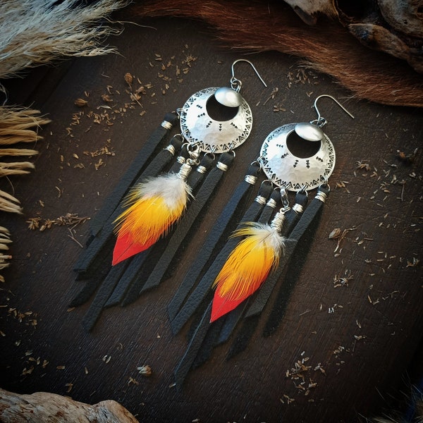 Boucles d'oreilles plumes colorées détachables , bijoux argentés en aluminium et franges de cuir noir, longues boucles d'oreilles boho