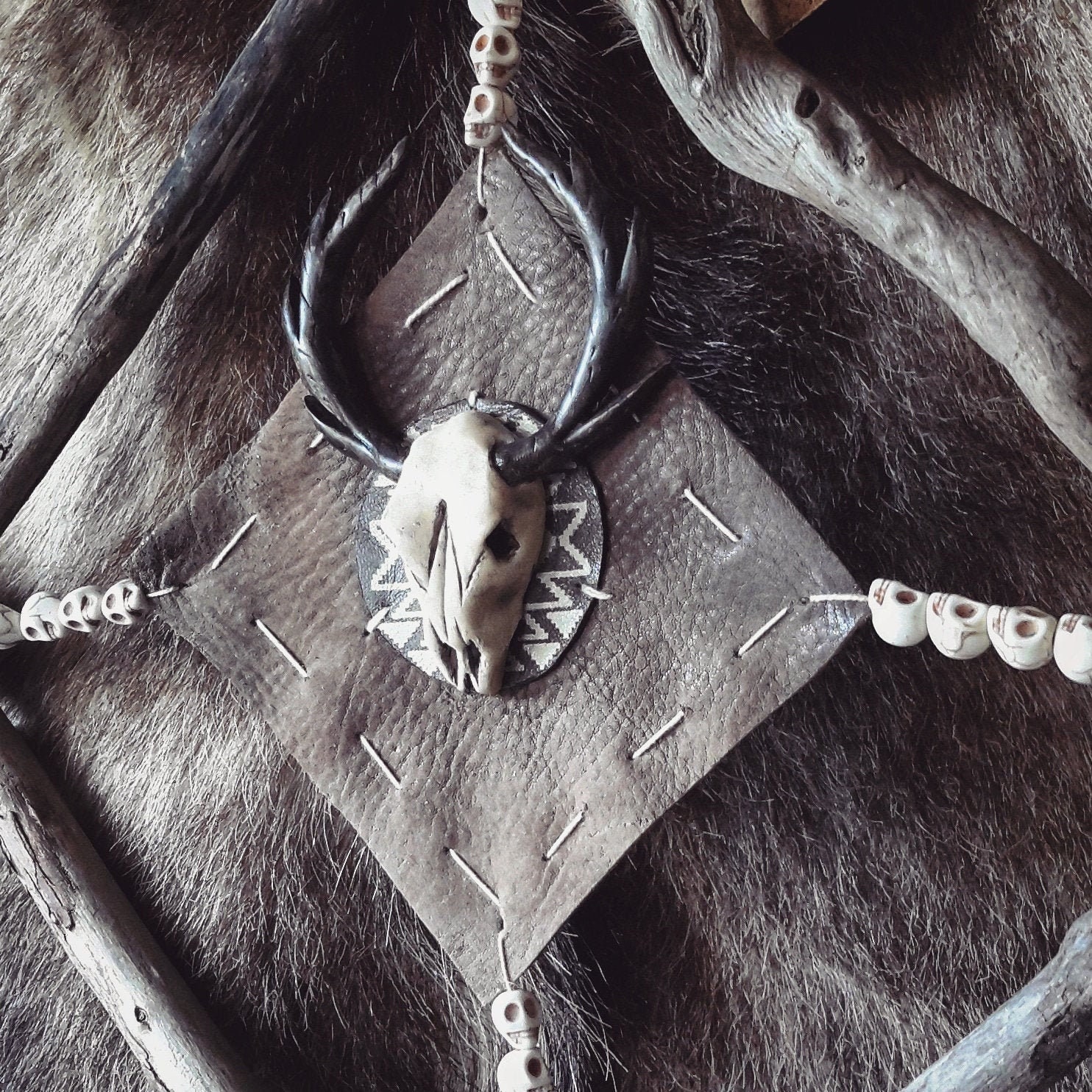 Crâne de Cerf, Cadre en Bois Flotté, Art Mural