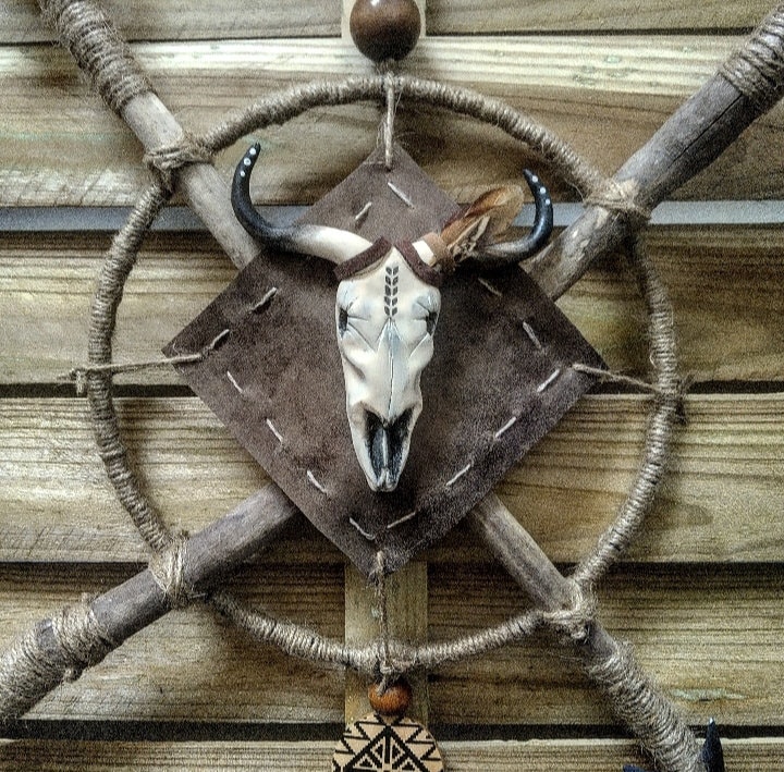 Attrape Rêves Plumes Bleues, Flèche Bois, Crâne de Bison, Art Mural Boho