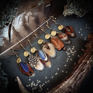 Boucles d&#39;oreilles plumes naturelles, bijoux pièces dorées, boucle bohème pour l&#39;été, accessoire de festival , bijoux boho hippie