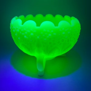 Fenton Lime Satin Footed Custard Bowl, brilla bajo blacklight - (Defectuoso - Chip on Foot)