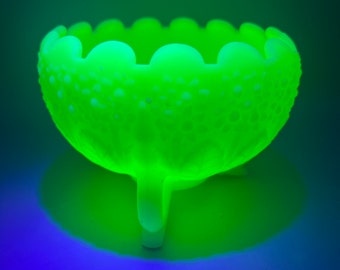 Fenton Lime Satin Footed Custard Bowl, brilla bajo blacklight - (Defectuoso - Chip on Foot)