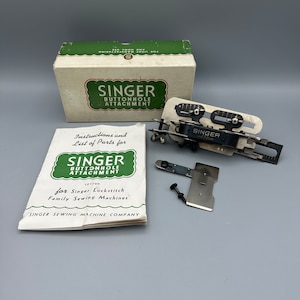 Puede incluir: Un accesorio vintage Singer para ojales para máquinas de coser, con instrucciones y una lista de piezas. El accesorio es plateado y negro con un dial de metal y un pequeño tornillo.
