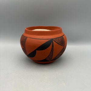 Acoma Pueblo Keramik Gefäß / Schüssel, signiert vom Künstler (einige Flecken in der Farbe)