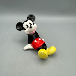 Mickey Mouse Figurine Leaning back with Legs Crossed, Vintage UCGC Japan (Walt Disney Collectible)