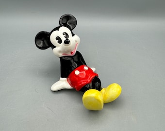 Figurine Mickey Mouse penché en arrière, les jambes croisées, vintage UCGC Japon (Walt Disney Collectible)