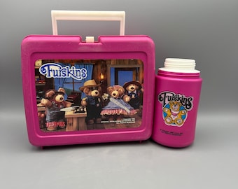 Furskins lleva lonchera y termo de plástico (defectuoso con arañazos y termo falta tapa)