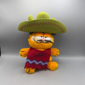 Olé Garfield in a Sombero, Vintage Garfield Plush Toy, No tag (Nose is missing a little pink)