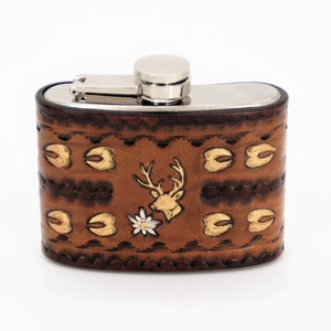 Edelstahl Flachmann mit handgefertigter punzierter Leder Hülle - Motiv Hirsch, Fassungsvermögen 118 ml, Hipster, Brust Flasche, Schnaps