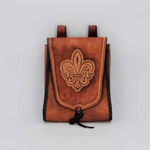 Leder Gürteltasche, handgefertigt, verziert mit aufwändiger Lederpunzierung, Motiv Fleur-De-Lis, Schwertlilie