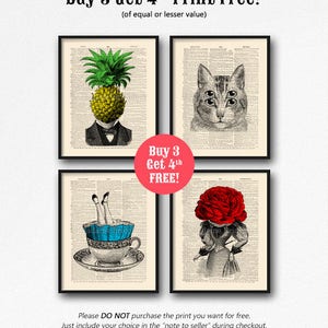 K&ouml;nnte beinhalten: Vier gerahmte Drucke mit verschiedenen Bildern. Die Drucke sind alle in Schwarzwei&szlig; mit einem Vintage-Stil. Die Bilder sind ein Ananas mit einem menschlichen Gesicht, eine Katze mit drei Augen, eine Frau mit einer roten Rose als Kopf und eine Frau, deren Beine aus einer Teetasse ragen. Der Text "Buy 3 Get 4th FREE!" ist in Rot und Wei&szlig;.