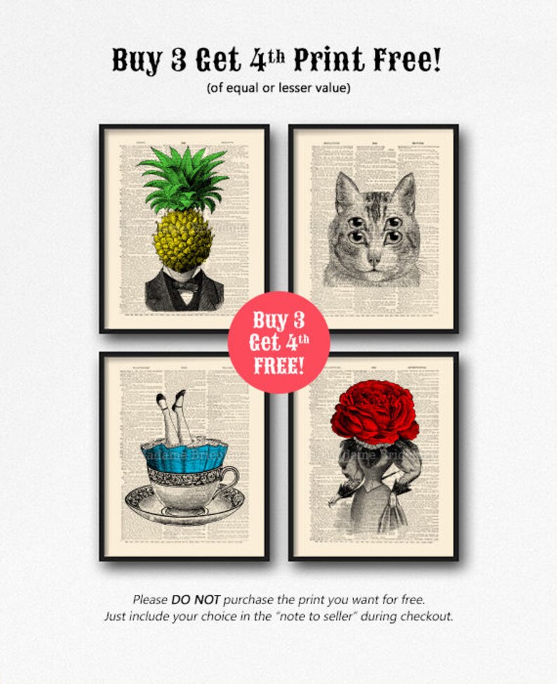 K&ouml;nnte beinhalten: Vier gerahmte Drucke mit verschiedenen Bildern. Die Drucke sind alle in Schwarzwei&szlig; mit einem Vintage-Stil. Die Bilder sind ein Ananas mit einem menschlichen Gesicht, eine Katze mit drei Augen, eine Frau mit einer roten Rose als Kopf und eine Frau, deren Beine aus einer Teetasse ragen. Der Text "Buy 3 Get 4th FREE!" ist in Rot und Wei&szlig;.