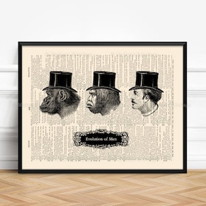 Può includere: Un'illustrazione in bianco e nero dell'evoluzione dell'uomo, con tre figure che indossano cappelli a cilindro. Le figure sono una scimmia, un uomo delle caverne e un uomo moderno. Il testo "Evolution of Men" è stampato sotto le figure.
