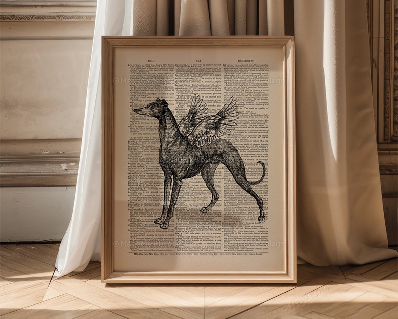Puede incluir: Una ilustraci&oacute;n en blanco y negro de un galgo con alas impresa en una p&aacute;gina de diccionario vintage. La p&aacute;gina est&aacute; enmarcada en un marco de madera claro.