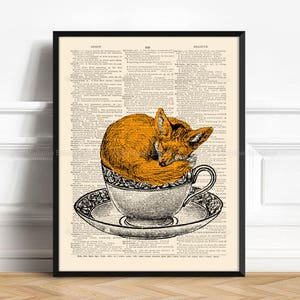 K&ouml;nnte beinhalten: Ein orangefarbener Fuchs, der sich in einer Teetasse mit Untertasse zusammengerollt und schl&auml;ft. Das Bild ist auf einer alten W&ouml;rterbuchseite gedruckt, auf der die W&ouml;rter "Begin", "Bid" und "Believe" zu sehen sind.