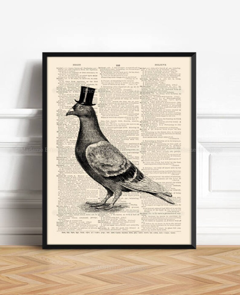 Pode incluir: Uma ilustra&ccedil;&atilde;o em preto e branco de um pombo usando um chap&eacute;u-coco. A imagem &eacute; impressa em uma p&aacute;gina de dicion&aacute;rio vintage com texto das palavras "Begin", "Bid" e "Believe".