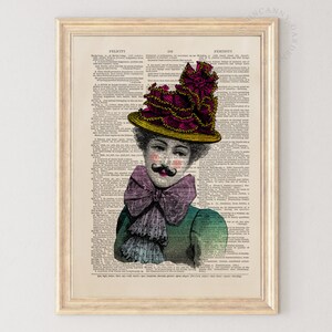Puede incluir: Una ilustraci&oacute;n vintage de una persona que lleva un gran sombrero rosa y dorado con una pajarita morada. La ilustraci&oacute;n est&aacute; impresa en una p&aacute;gina de un antiguo diccionario.