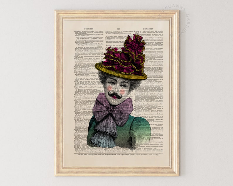 Puede incluir: Una ilustraci&oacute;n vintage de una persona que lleva un gran sombrero rosa y dorado con una pajarita morada. La ilustraci&oacute;n est&aacute; impresa en una p&aacute;gina de un antiguo diccionario.
