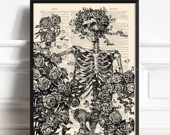 Puede incluir: Ilustración en blanco y negro de un esqueleto con una corona de rosas. El esqueleto está rodeado de rosas y pétalos de rosas. La ilustración está impresa en una página de libro antiguo.