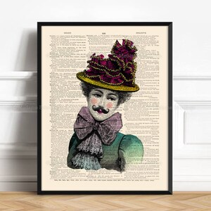 Puede incluir: Una ilustraci&oacute;n vintage de una persona que lleva un gran sombrero rosa y dorado con una pajarita. La persona tiene bigote y mejillas sonrosadas. La ilustraci&oacute;n est&aacute; impresa en una p&aacute;gina de un libro antiguo.