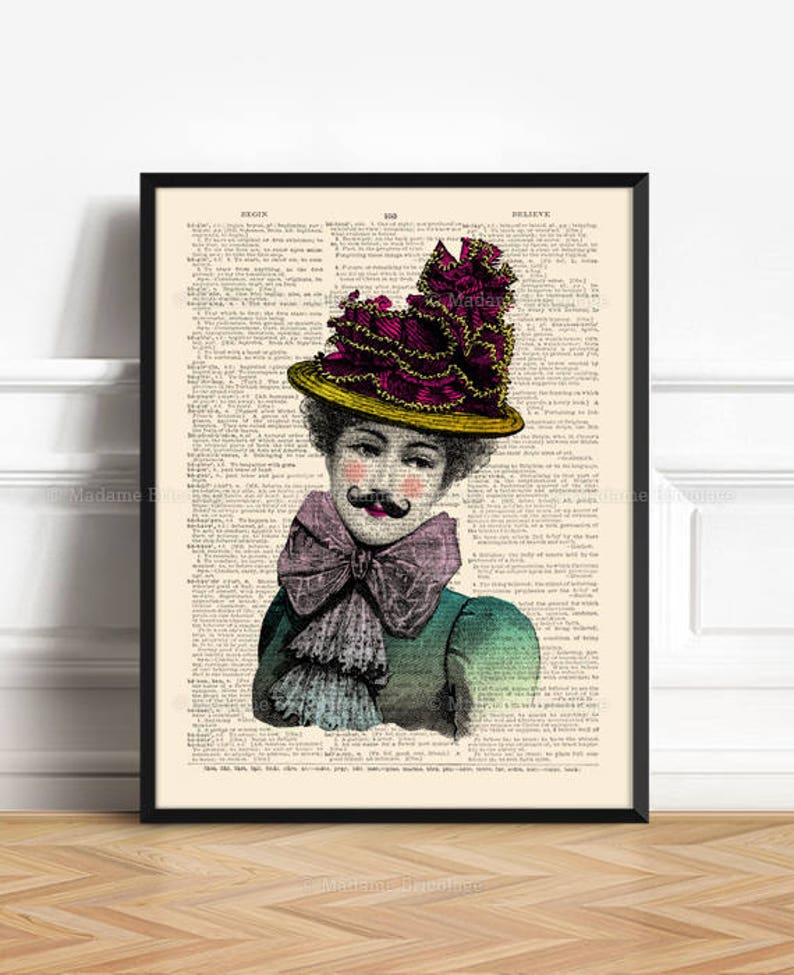 Puede incluir: Una ilustraci&oacute;n vintage de una persona que lleva un gran sombrero rosa y dorado con una pajarita. La persona tiene bigote y mejillas sonrosadas. La ilustraci&oacute;n est&aacute; impresa en una p&aacute;gina de un libro antiguo.