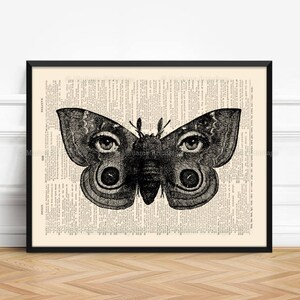 Puede incluir: Ilustraci&oacute;n en blanco y negro de una mariposa con ojos humanos en una p&aacute;gina de libro vintage.