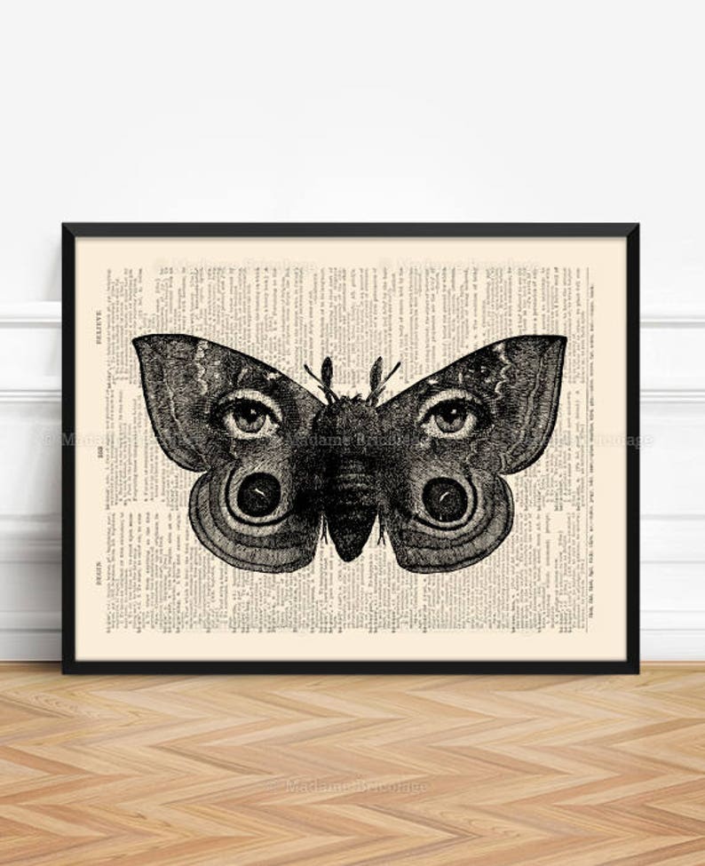 Puede incluir: Ilustraci&oacute;n en blanco y negro de una mariposa con ojos humanos en una p&aacute;gina de libro vintage.