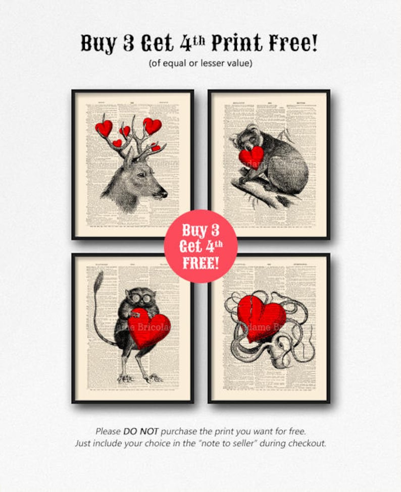 Puede incluir: Cuatro impresiones enmarcadas con un fondo de p&aacute;gina de libro vintage. Cada impresi&oacute;n presenta un animal diferente sosteniendo un coraz&oacute;n rojo. Los animales son un ciervo, un koala, un l&eacute;mur y un pulpo. El texto "Buy 3 Get 4th Print Free!" est&aacute; en la parte superior de la imagen. El texto "Buy 3 Get 4th FREE!" est&aacute; en un cuadro rojo en el centro de la imagen. El texto "Please DO NOT purchase the print you want for free. Just include your choice in the "note to seller" during checkout." est&aacute; en la parte inferior de la imagen.