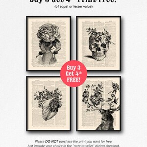K&ouml;nnte beinhalten: Vier schwarz-wei&szlig;e druckbare Kunstdrucke mit einem Sch&auml;del, einem Herzen, einem Hirsch und einer Frau mit Rosen. Die Drucke sind gerahmt und auf wei&szlig;em Hintergrund dargestellt. Der Text "Buy 3 Get 4th Print Free!" wird &uuml;ber den Drucken angezeigt. Der Text "(of equal or lesser value)" wird unter dem Text "Buy 3 Get 4th Print Free!" angezeigt. Der Text "Buy 3 Get 4th FREE!" wird in einem roten Kreis in der Mitte des Bildes angezeigt.