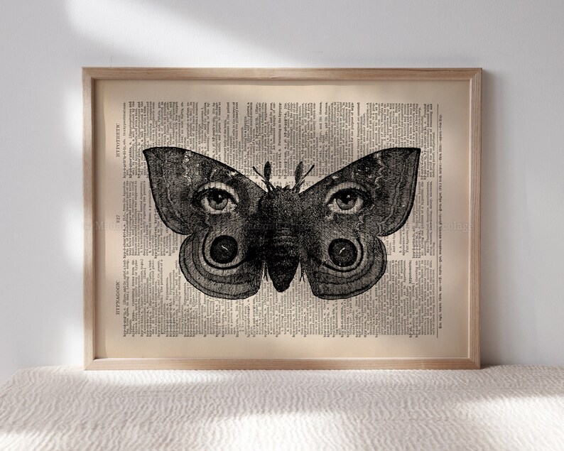 Puede incluir: Una ilustraci&oacute;n en blanco y negro de una mariposa con grandes ojos humanos impresos en una p&aacute;gina de libro vintage.