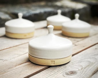 Maselniczka z pokrywką – ręcznie robiona ceramika w stylu farmhouse