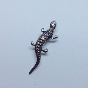 Hagedis broche wit metaal