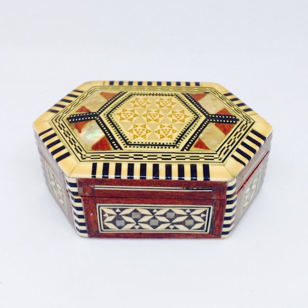 Marquetry and mother of pearl inlaid box