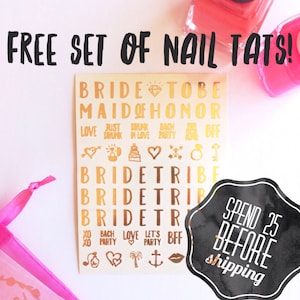 Könnte beinhalten: Eine Blatt mit goldenen Nagelaufklebern mit verschiedenen Designs, darunter die Wörter "Bride Tribe", "Maid of Honor" und "Just Drunk in Love". Das Blatt enthält auch eine Vielzahl anderer Designs, wie Herzen, Ringe und Anker. Das Blatt befindet sich auf einem weißen Hintergrund mit einer rosa Tasche und einer Flasche Nagellack im Hintergrund.