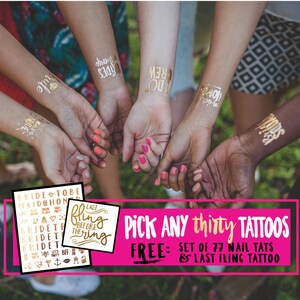 Puede incluir: Un conjunto de 77 tatuajes temporales dorados para una despedida de soltera. Los tatuajes incluyen frases como "Bride to Be", "Last Fling Before the Ring" y "Maid of Honor". La imagen muestra a un grupo de amigas con los tatuajes en los brazos. El texto de la imagen dice "Elige treinta tatuajes GRATIS: Juego de 77 tatuajes para uñas y tatuaje "Last Fling"".